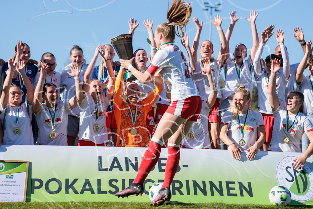 Gipfeltreffen der Frauen: Finale um den Sachsenlotto Landespokal 2026 | Am 1. Mai 2026 trafen im Endspiel des Sachsenlotto Landespokals die Frauen des Chemnitzer FC und die zweite Mannschaft von RasenBallsport Leipzig aufeinander. Vor stimmungsvoller Kulisse kämpften beide Teams ab 15:00 Uhr um die begehrte Trophäe des sächsischen Fußballs. Diese Galerie zeigt die Highlights, packende Zweikämpfe und die emotionalsten Momente des Finaltags. - Realisiert mit Pictrs.com