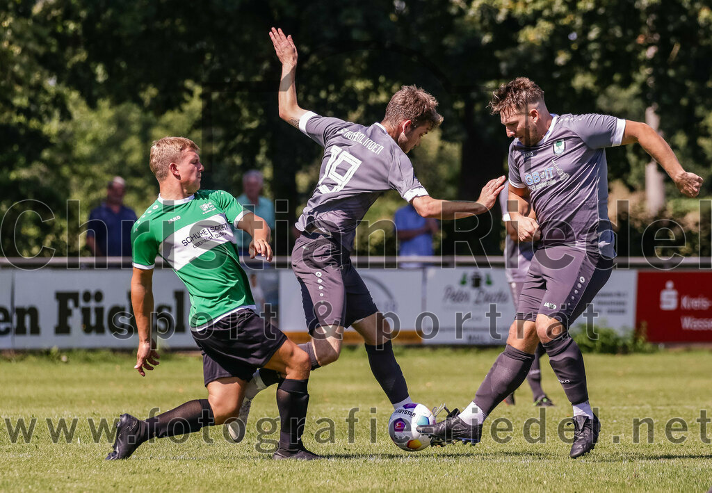 2023-08-20_026_SV_Hohenlinden_gegen_SV_Buch | Hohenlinden, Deutschland, 20.08.2023:
Fußball, A-Klasse 2023 / 2024, 1. Spieltag, SV Hohenlinden gegen SV Bruck, Endergebnis: 5:1

Benedikt Hagenraiher (SV Bruck, #6), Noah Haberl (SV Hohenlinden, #19), Sebastian Ittlinger (SV Hohenlinden, #5)

Foto: Christian Riedel / fotografie-riedel.net