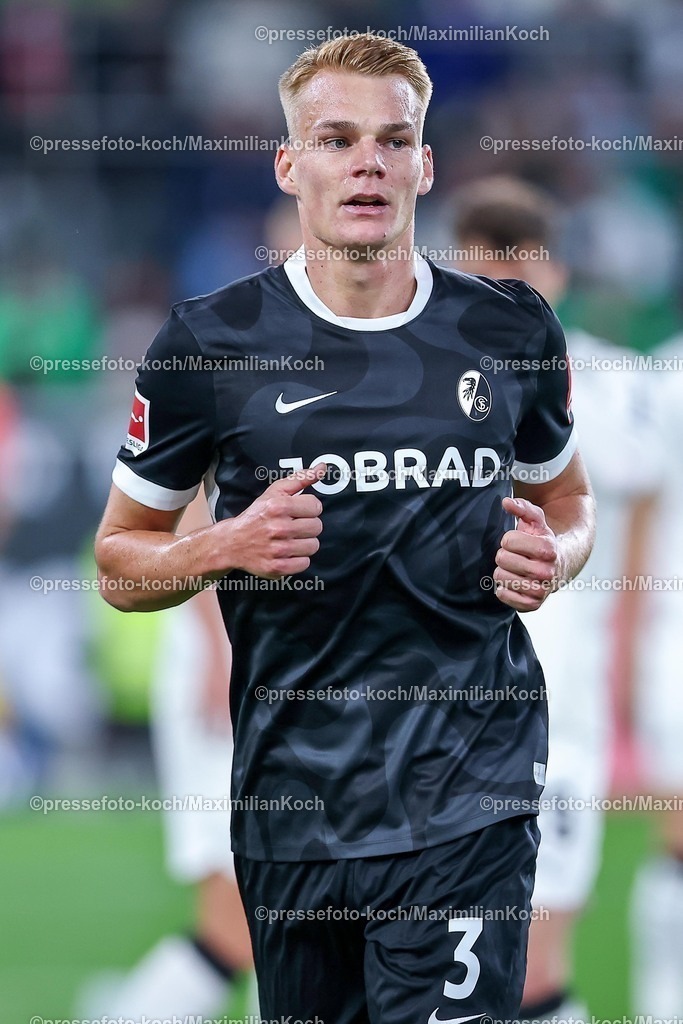 BMG05102501127 | 05.10.2025, Fußball, Borussia Mönchengladbach - SC Freiburg, 1. Fußball Bundesliga, Borussia-Park, Saison 2025 2026: Philipp Lienhart&nbsp;(SC Freiburg #03) DFB regulations prohibit any use of photographs as image sequences and or quasi-video.