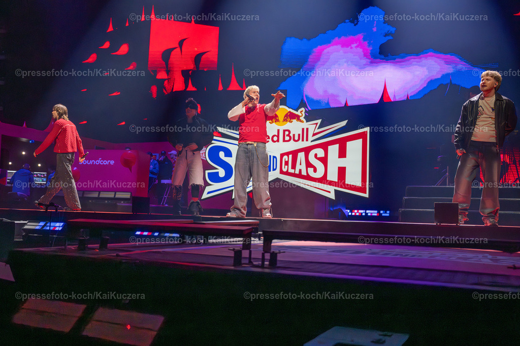 KKU13122401031 | 13.12.2024, xkkux, Düsseldorf, Red Bull Soundclash, PSD Bank Dome, Konzert von Ski Aggu und 01099 gegen Summer Cem und KC Rebell, Im Bild die Band 01099 (Musiker Dani, Gustav, Paul und Zachi)