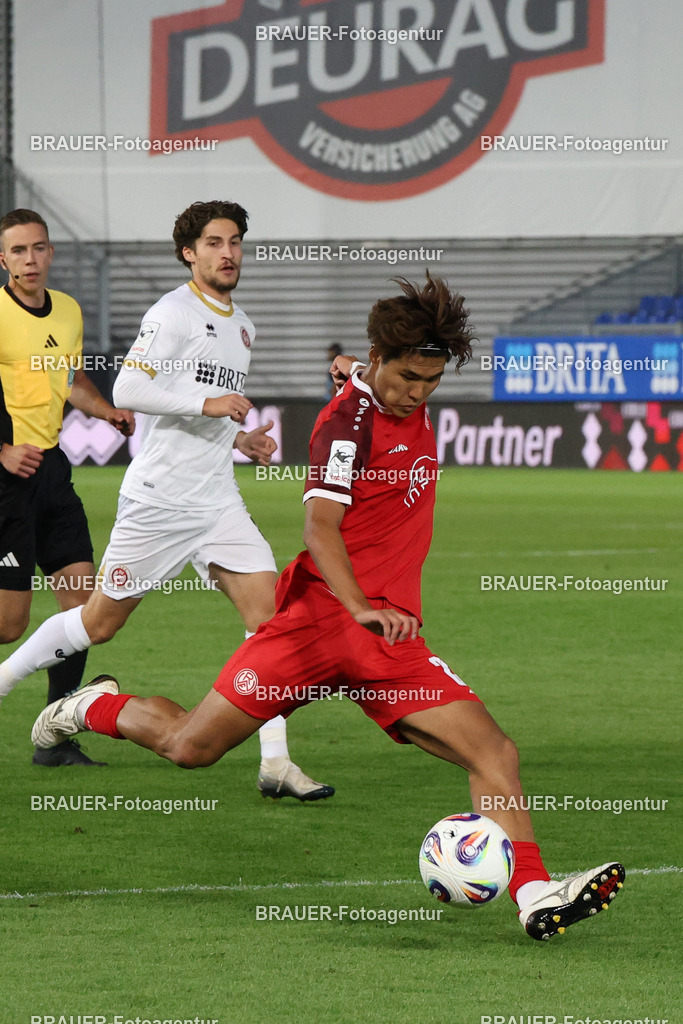 SV Wehen Wiesbaden - Rot-Weiss Essen | Wiesbaden, Deutschland, 22.08.2025Kaito Mizuta  (Rot-Weiss Essen) Einzelaktion während des drittliga Spiels zwischen SV Wehen Wiesbaden und Rot-Weiss Essen am 22.08.2025 in der BRITA-Arena in Wiesbaden. (Foto von Timo Bluhmki-Schmidt/Brauer Fotoagentur