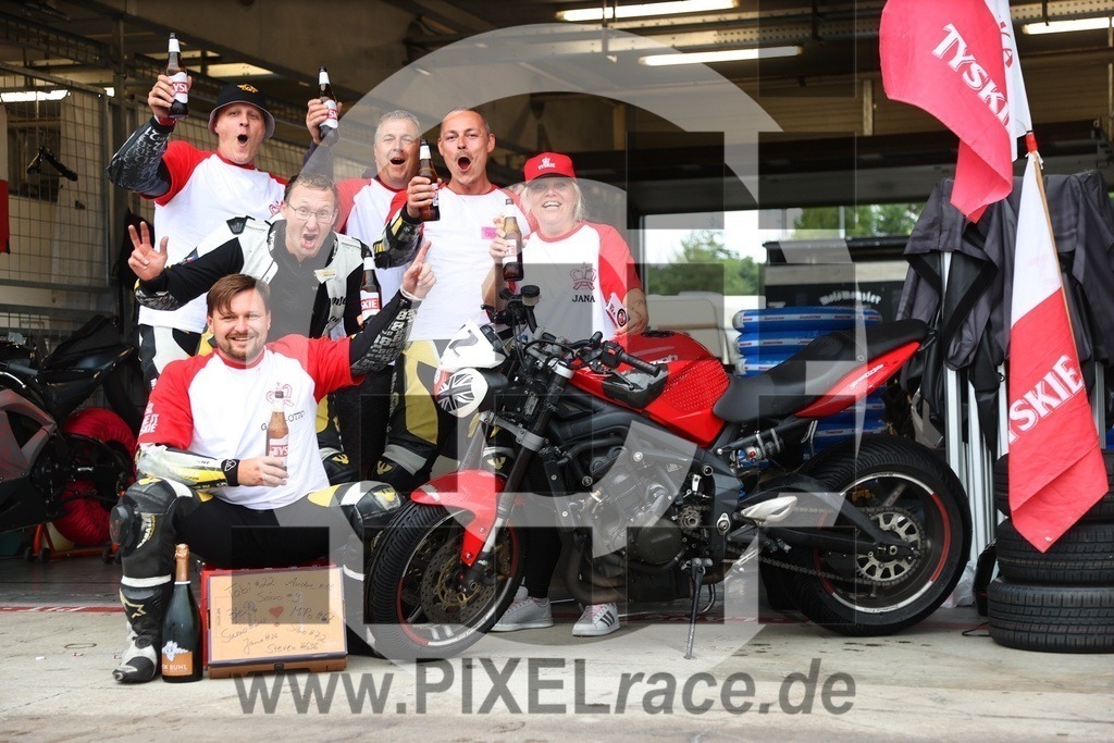 social-20250830_08238 | Schöne Erinnerungen an spannende Momente - das festzuhalten ist unser Job. PIXELrace.de ist seit 2003 auf den Rennstrecken Europas unterwegs um die Action draußen beim Fahren und die wunderbare Stimmung imm Fahrerlager für euch einzufangen.