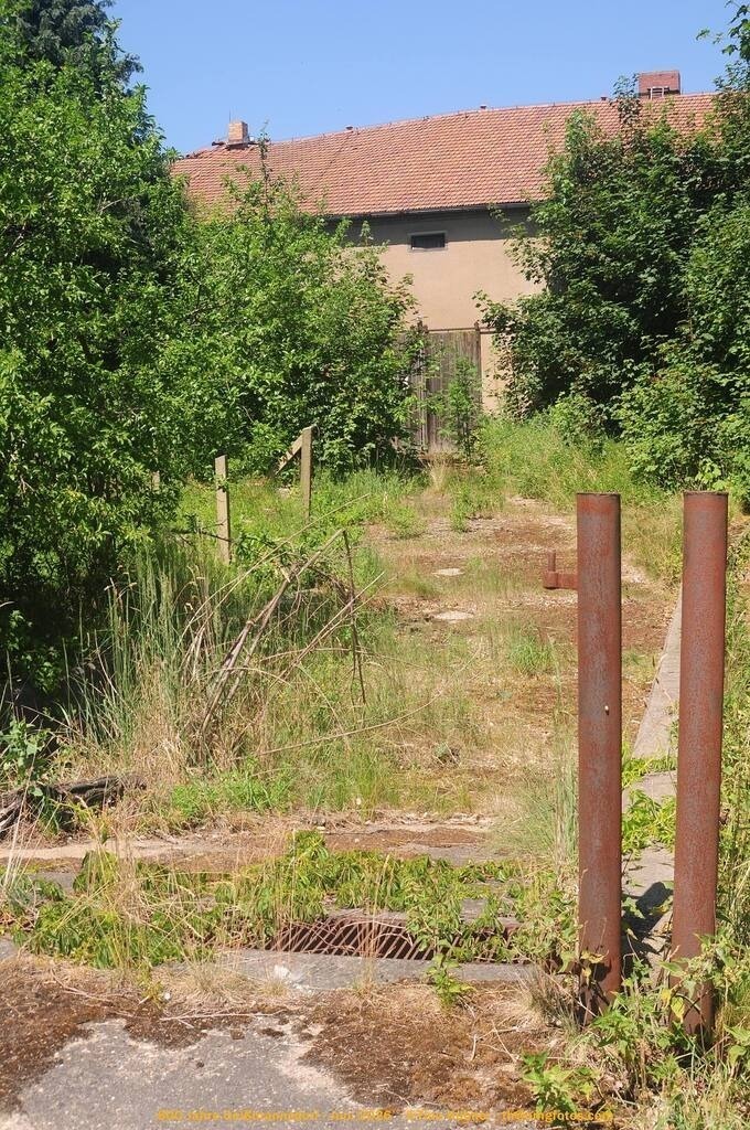 Geißmannsdorf-2026-Ortsbilder-411 | Geißmannsdorf bei Bischofswerda im Sommer 2026. Ein fotografischer Streifzug durch das Dorf Geißmannsdorf, mit Gebäuden, Straßen, Strohpuppen und geschmückten Vorgärten und Grundstücken anlässlich der 800-Jahr-Feier von Geißmannsdorf im Juni 2026 - Realisiert mit Pictrs.com