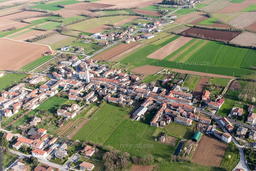 Aerial view: View of the town in Plasencis in the state Friuli Venezia Giulia, Italy. – Photo: IMG_105781.jpg taken on 04/08/2018 by Werner Riehm/FLY-FOTO.com – Resolution of the original: 5472 x 3648 px