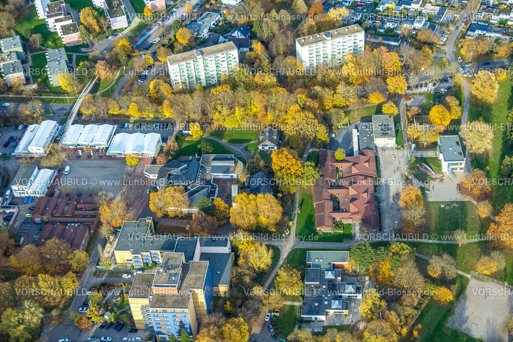 Hagen251102726 | Luftbild, Grundschule Helfe Schule, Helfer Marktplatz Einkaufszentrum, oben Jakobuskirche (ök. Zentrum St. Andreas und Jakobus), Fußgängerbrücke Helfer Straße, Mehrfamilien Hochhäuser, Boele, Hagen, Ruhrgebiet, Nordrhein-Westfalen, Deutschland