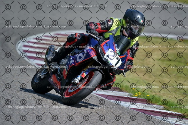 26BT02-1594 | markuskiefer.com - Realisiert mit Pictrs.com