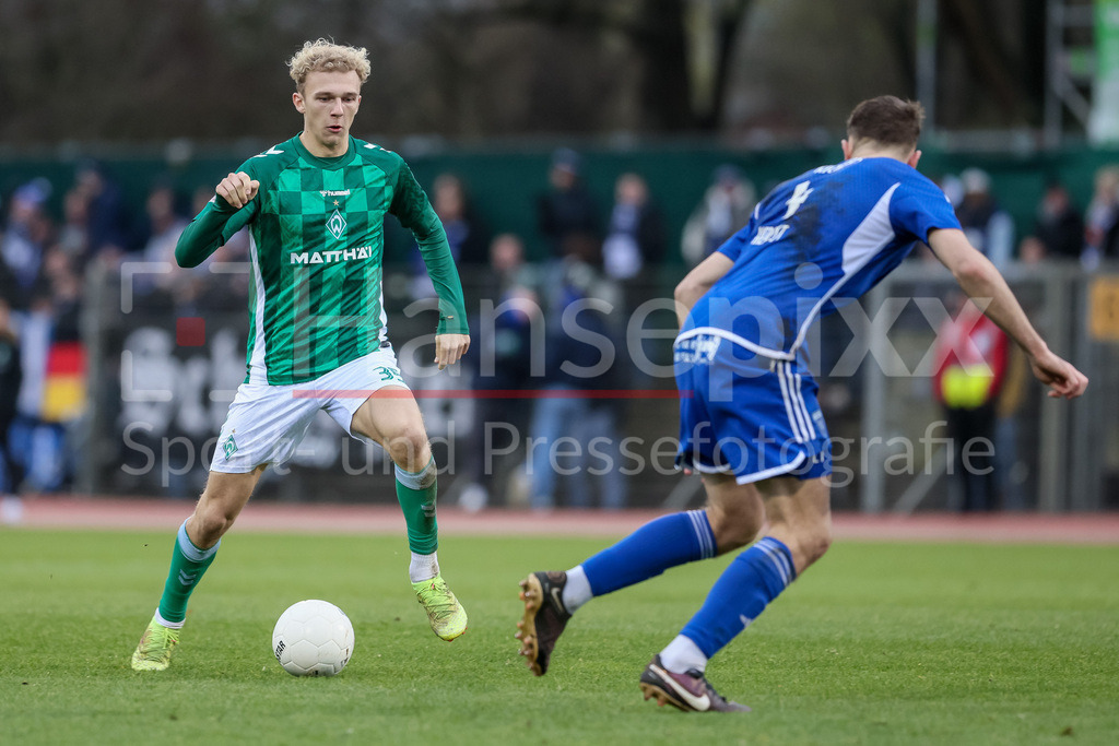 Fussball, Regionalliga Nord, SV Werder Bremen II - BSV Kickers Emden | v.li.: Leon Opitz (SV Werder Bremen II, 35) am Ball, Einzelbild, Ganzkörper, Aktion, Action, Spielszene