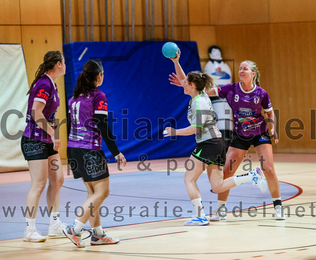 2023-11-11_047_SpVgg_Altenerding_gegen_TSV_Simbach_II | Erding, Deutschland, 11.11.2023:
Handball, Bezirksliga Frauen Altbayern 2023 / 2024, 5. Spieltag, SpVgg Altenerding II gegen TSV Simbach II, Endergebnis: 31:28

Kati Gottschalk (SpVgg Altenerding, #11), Selina Katzhuber (TSV Simbach, #20), Elisabeth Bauschmid (SpVgg Altenerding, #9)

Foto: Christian Riedel / fotografie-riedel.net