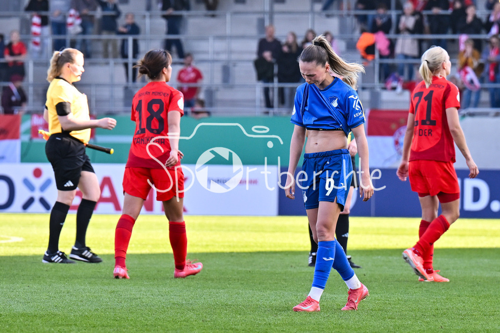 FC Bayern München - TSG 1899 Hoffenheim | Niedergeschlagene Hoffenheimerinnen nach der Niederlage in Muenchen / Jill JANSSENS (TSG Hoffeneheim 9) / Frauen DFB Pokal: FC Bayern Muenchen - TSG 1899 Hoffenheim, FC Bayern Campus am 22.03.2025