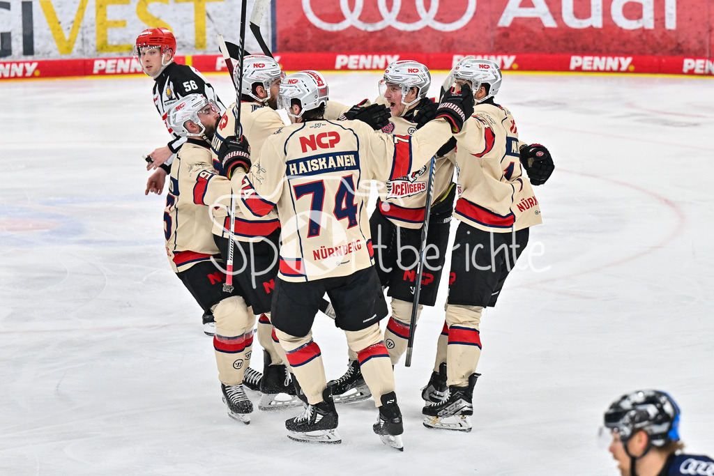 ERC Ingolstadt - Nuernberg Ice Tigers | Jubel der Gaeste nach dem Treffer zum 1-2 durch Cole MAER (Nuernberg Ice Tigers 14) / Tor / Torschuetze / Freude / Happy / DEL: ERC Ingolstadt - Nuernberg Ice Tigers, Saturn-Arena am 26.03.2025