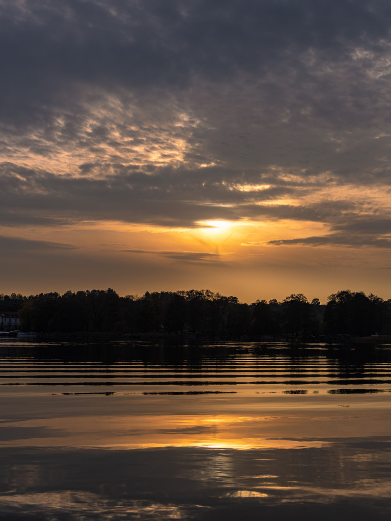 Sonnenuntergang über den Haussee in der Stadt Feldberg | Sonnenuntergang über den Haussee in der Stadt Feldberg.
