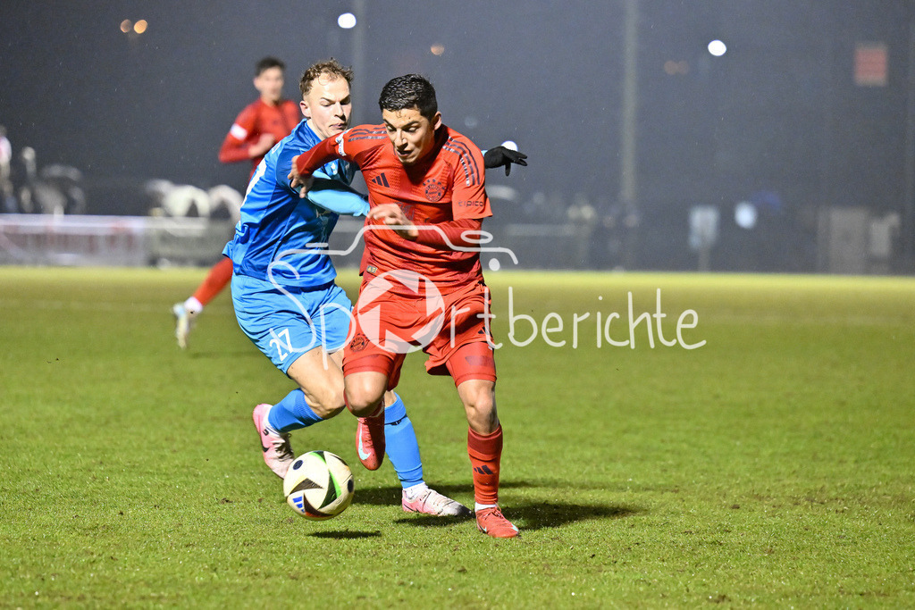 FC Bayern München - TSV Eintracht Karlsfeld  | im Duell Simon HUBER und Davide Dell´ERBA (FC Bayern München II #3) / Zweikampf / Testspiel: FC Bayern Muenchen II - TSV Eintracht Karlsfeld, FC Bayern Campus am 11.02.2025