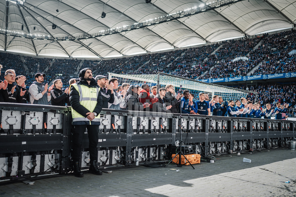 Fußball | Männer | Saison 2023/2024 | 2. Fußball-Bundesliga | 26. Spieltag | Hamburger SV vs. SV Wehen Wiesbaden | 17.03.2024 | Schulterschluss der HSV Spieler mit den Fans vor dem Spiel