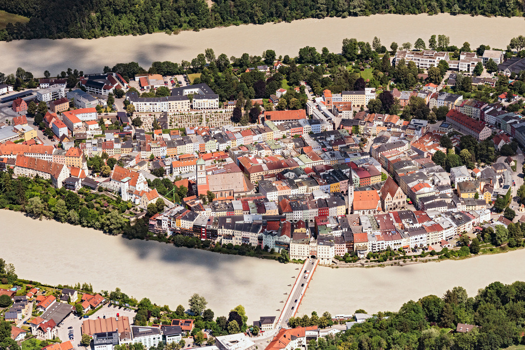 dr__0024877.jpg | WASSERBURG AM INN 24.06.2019 Stadtzentrum sowie die Wasserburger Innbrücke und die Museen Spitalkapelle und Wasserburger Brücke im Innenstadtbereich am Ufer des Flußverlaufes des Inn in Wasserburg am Inn im Bundesland Bayern, Deutschland. // City center in the downtown area on the banks of river course of Inn in Wasserburg am Inn in the state Bavaria, Germany. Foto: Daniel Reiter