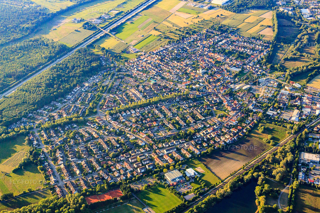 Luftbild: Dorfansicht an der A5 aus Süden im Ortsteil Bruchhausen in Ettlingen im Bundesland Baden-Württemberg in Deutschland. – Foto: IMG_57379.jpg vom 06.06.2013 durch Werner Riehm/FLY-FOTO.de – Auflösung des Originals: 4752 x 3168 px