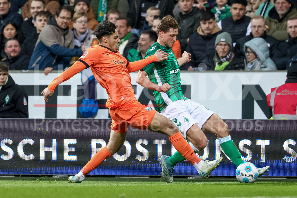 Fussball, Bundesliga, SV Werder Bremen - Eintracht Frankfurt | v.li.: Fares Chaibi (Eintracht Frankfurt, 8) und Niklas Stark (SV Werder Bremen, 4) im Zweikampf, Duell, Dynamik, Aktion, Action, Spielszene, DIE DFL-RICHTLINIEN UNTERSAGEN JEGLICHE NUTZUNG VON FOTOS ALS SEQUENZBILDER UND/ODER VIDEOÄHNLICHE FOTOSTRECKEN. DFL REGULATIONS PROHIBIT ANY USE OF PHOTOGRAPHS AS IMAGE SEQUENCES AND/OR QUASI-VIDEO.