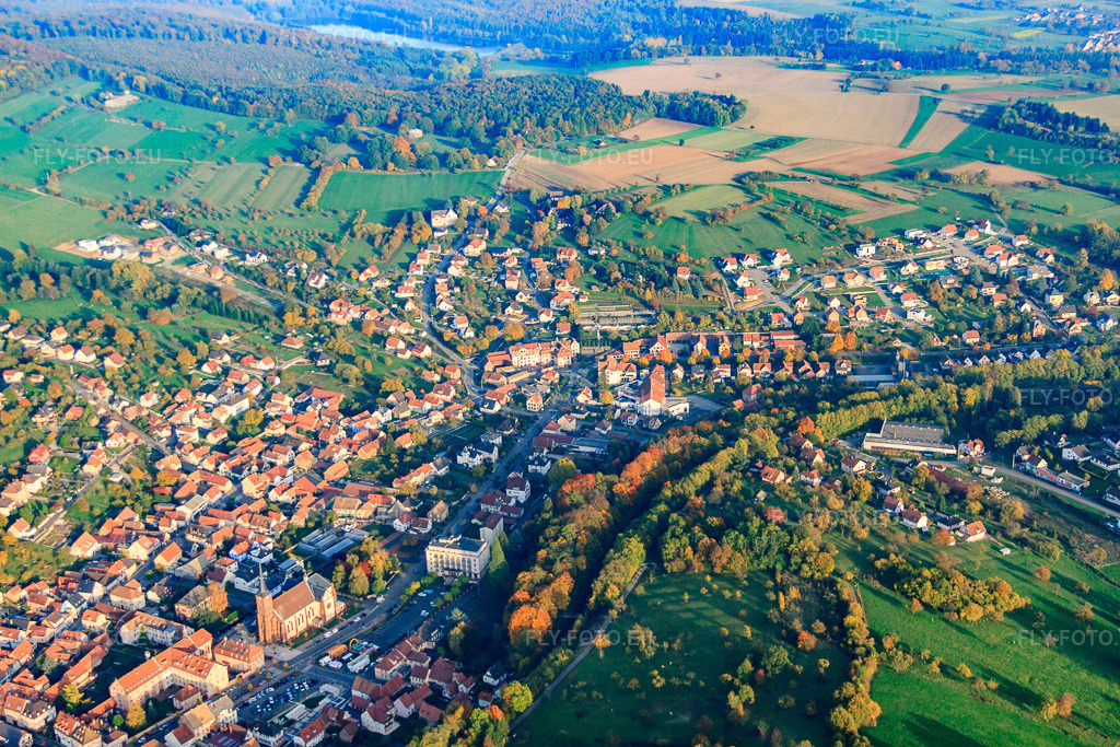 Vue aérienne: Vue de la ville depuis l'ouest à Niederbronn-les-Bains dans le département Bas Rhin, France – .Photo: IMG_54152.jpg prise le 21/10/2012 par Werner Riehm/FLY-FOTO.eu – Résolution de l'original: 4752 x 3168 px