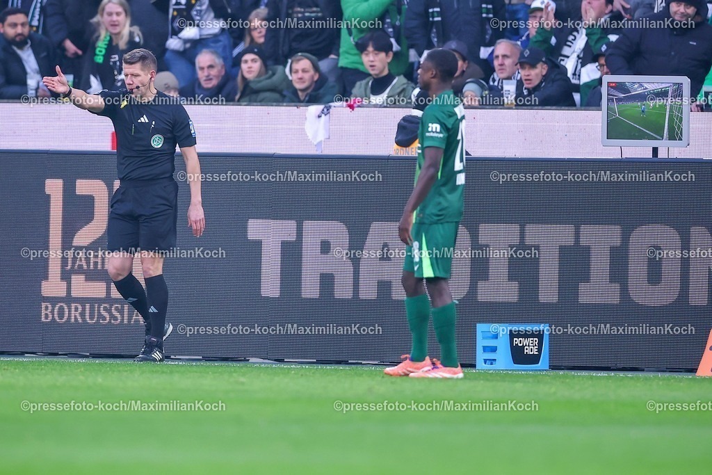 BMG13122501030 | 13.12.2025, Fußball, Borussia Mönchengladbach - VfL Wolfsburg, 1. Fußball Bundesliga, 14.Spieltag, Borussia-Park, Saison 2025 2026: Videobeweis nach dem  Tor zum 1:1 durch Torschütze Haris Tabakovic&nbsp;(Borussia Mönchengladbach #15)    DFB regulations prohibit any use of photographs as image sequences and or quasi-video.