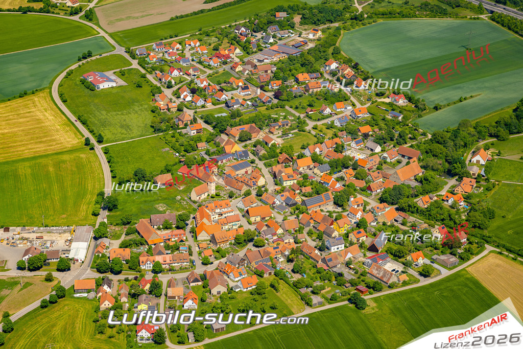 Aktuelles Luftbild von Schweinsdorf Neusitz - Die Luftaufnahme wurde 2022 mittels UL-Flugzeug erstellt ( keine Drohne ) - hochauflösende Kamera-Systeme von  Canon -Beste Qualität - Für grossformatige Ausdrucke geeignet. Die Geschenkidee !