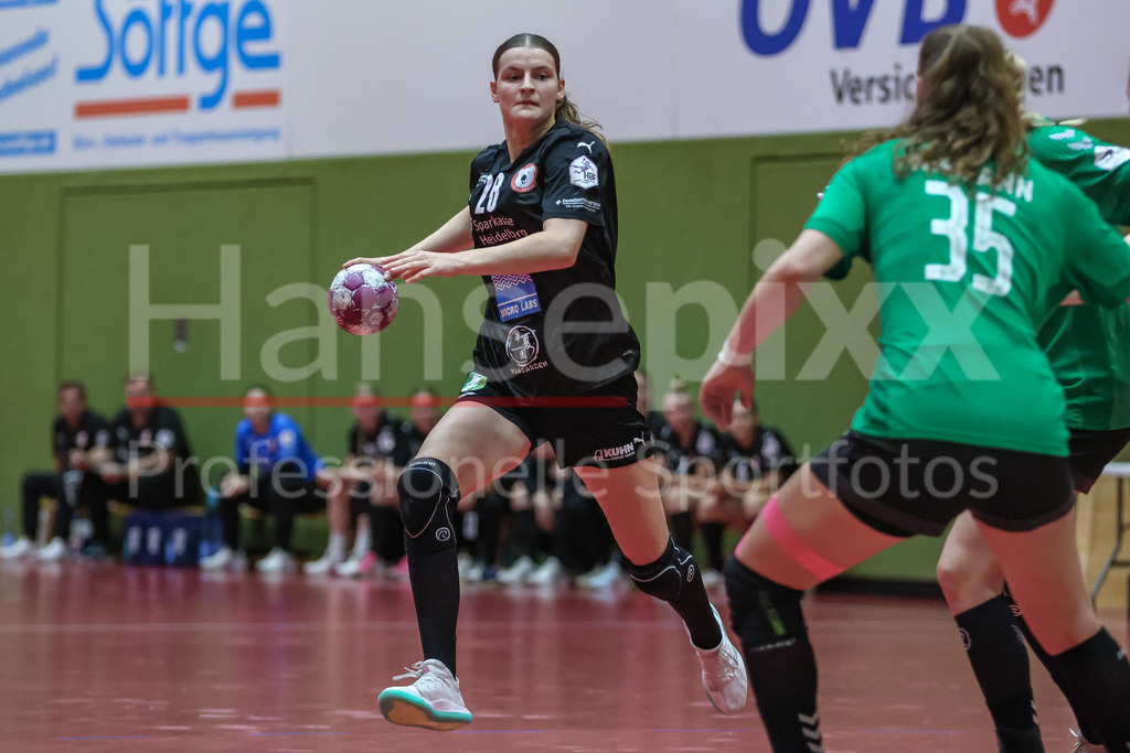 Handball, 2. Bundesliga Frauen, SV Werder Bremen - Kurpfalz Bären | v.li.: Marlis Mader (Kurpfalz Bären, 28) am Ball, Spielszene, Aktion, Action