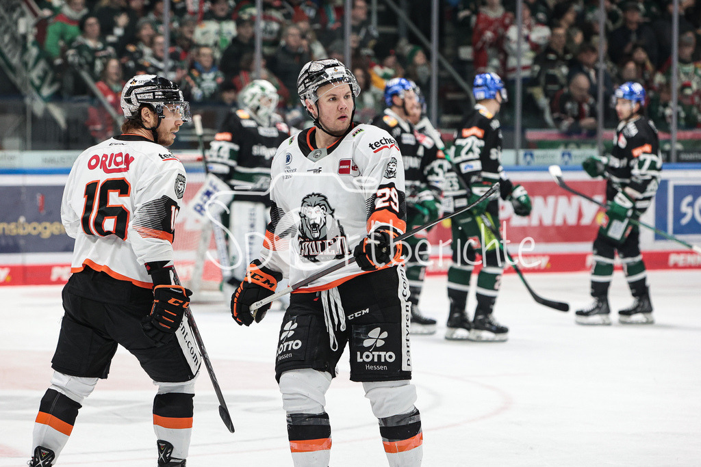 Augsburger Panther - Loewen Frankfurt | Chad NEHRING (FRA #16) und Brett BRETTKREUZ (FRA #29) unterhalten sich