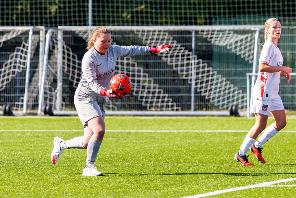 FCHHÜT_251003_3474 | 1.FC Heidenheim 1846 II vs. TSV Hüttlingen, Fußball, Frauen, Bezirkspokal, 2025/2026, 1.Runde, 03.10.2025 in Mergelstetten, Sportplatz 2(Foto: Michael Bulling) - Realisiert mit Pictrs.com