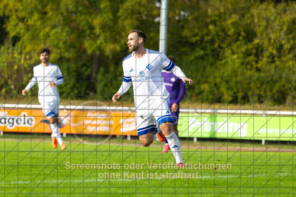 20261010_160205_0419_(c)_by_PhotoPeet | #,1.FC Eislingen (weiß) vs. TSV Bernhausen (lila), Fussball, Landesliga 2 - wfv, 11. Spieltag, Saison 2026/2027, Rasenplatz, Eichbachstation, Haldenstraße, 73054 Eislingen, 10.10.2026 - 15:30 Uhr,Foto: PhotoPeet / Sport- &amp; Eventfotografie / Peter Harich