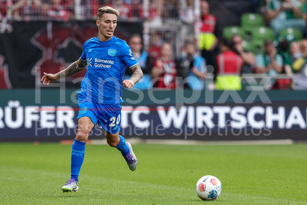Fussball, Bundesliga, SV Werder Bremen - Bayer 04 Leverkusen | Alejandro Grimaldo (Bayer 04 Leverkusen, 20) am Ball, Freisteller, Einzelbild, Ganzkörper, Aktion, Action, Spielszene, DIE DFL-RICHTLINIEN UNTERSAGEN JEGLICHE NUTZUNG VON FOTOS ALS SEQUENZBILDER UND/ODER VIDEOÄHNLICHE FOTOSTRECKEN. DFL REGULATIONS PROHIBIT ANY USE OF PHOTOGRAPHS AS IMAGE SEQUENCES AND/OR QUASI-VIDEO.