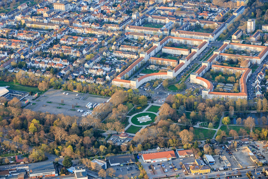 Luftbild: Herbert-Müller-Platz am Eingang zum Ebertpark im Ortsteil Friesenheim in Ludwigshafen im Bundesland Rheinland-Pfalz in Deutschland. Foto: IMG_153522.jpg vom 23.03.2026 durch Werner Riehm/FLY-FOTO.deAuflösung des Originals: 5956 x 3971 pxconstanze-krauss Webseite!