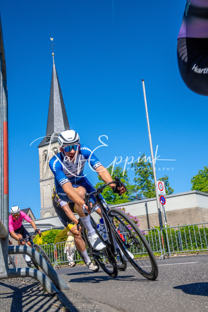 Spurt in den Mai 2026 - Großer Preis der Sparkasse Neuss | Annual one-day road cycling race "Großer Preis der Sparkasse Neuss" held in Büttgen, Germany, organized by VfR Büttgen 1912 e.V. The event features multiple races across all age categories from U11 youth to Elite men. - Realisiert mit Pictrs.com