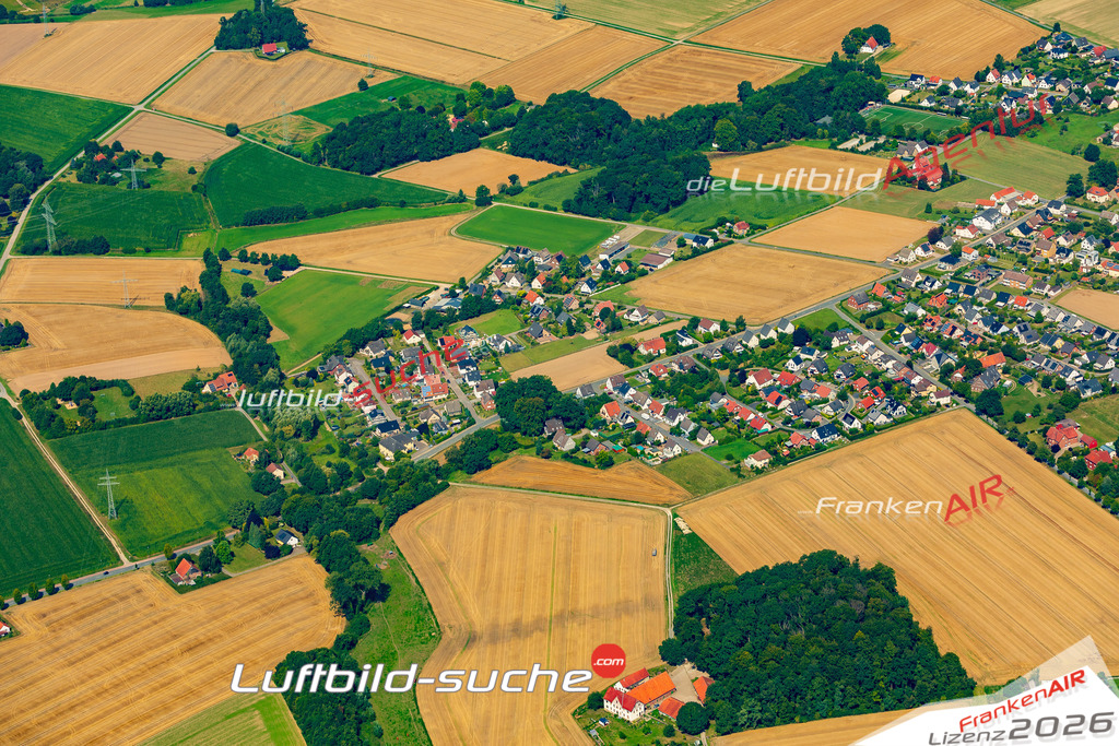 Klassische Luftaufnahme ohne Drohne zeigt:Herringhausen bei Herford - Die Luftbildaufnahme wurde 2025 vom UL-Flugzeug heraus erstellt ( keine Drohnenaufnahme ) - Hochauflösende Luftaufnahme -Nicht vergleichbar mit Google Maps oder Satelittenbilder- Die Geschenkidee !Mit Lizenz und Bildrechte bestellbar