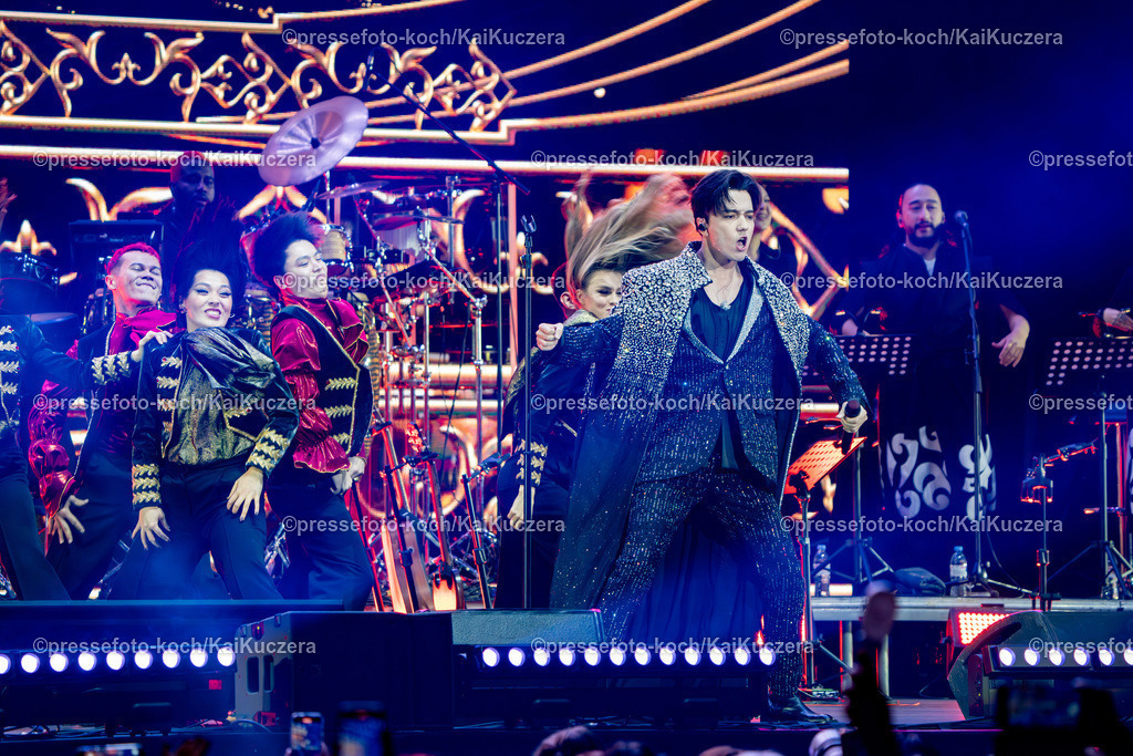 KKU24112401006 | 24.11.2024, xkkux, Düsseldorf, PSD-Bank Dome, Der kasachische Sänger Dimash Qudaibergen (Dinmukhammed Qanatuly Qudaibergen) performt zusammen mit seinen Tänzern bei seiner Live Show STRANGER