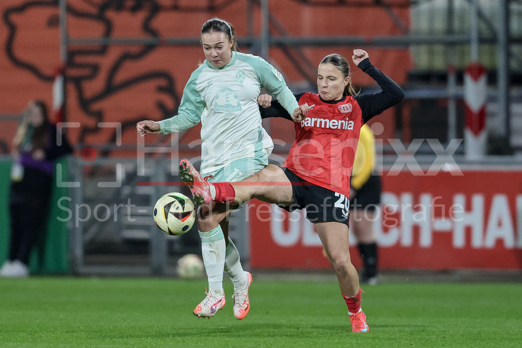 Fussball, DFB-Pokal Frauen, Bayer 04 Leverkusen - SV Werder Bremen | v.li.: Maja Sternad (SV Werder Bremen, 11) und Estrella Merino Gonzalez (Bayer 04 Leverkusen, 20) im Zweikampf, Duell, Dynamik, Aktion, Action, Spielszene, DIE DFB-RICHTLINIEN UNTERSAGEN JEGLICHE NUTZUNG VON FOTOS ALS SEQUENZBILDER UND/ODER VIDEOÄHNLICHE FOTOSTRECKEN. DFB REGULATIONS PROHIBIT ANY USE OF PHOTOGRAPHS AS IMAGE SEQUENCES AND/OR QUASI-VIDEO.