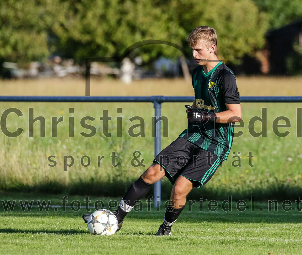 2023-08-18_091_SpVgg_Eichenkofen_gegen_FC_Langenpreising | Erding, Deutschland, 18.08.2023:
Fußball, A-Klasse 2023 / 2024, 3. Spieltag, SpVgg Eichenkofen gegen FC Langenpreising, Endergebnis: 0:2

Torwart Dominic Klapfenberger (SpVgg Langenpreising, #1)

Foto: Christian Riedel / fotografie-riedel.net