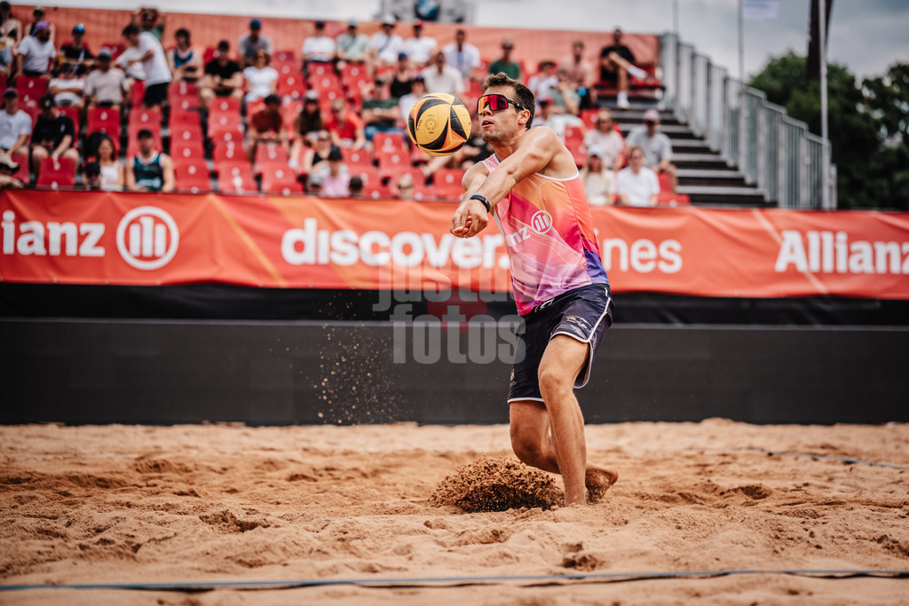Beachvolleyball | Männer | Allianz German Beach Tour 2025 | Tourstop München | 04.07.2025 | Yannick Bibelriether spielt den Ball