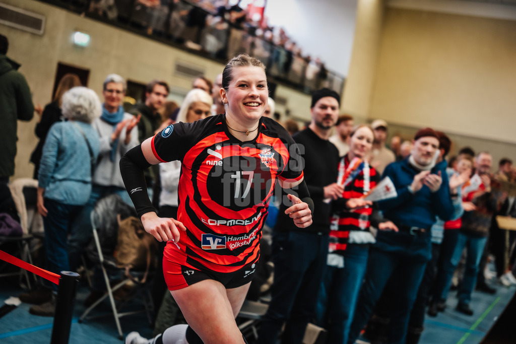 Volleyball | Frauen | Saison 2025/2026 | Volleyball Bundesliga | ETV Hamburger Volksbank Volleys vs. Schwarz-Weiß Erfurt | 15.02.2026 | Louisa Krams (#17, ETV Hamburger Volksbank Volleys) läuft in die Halle ein