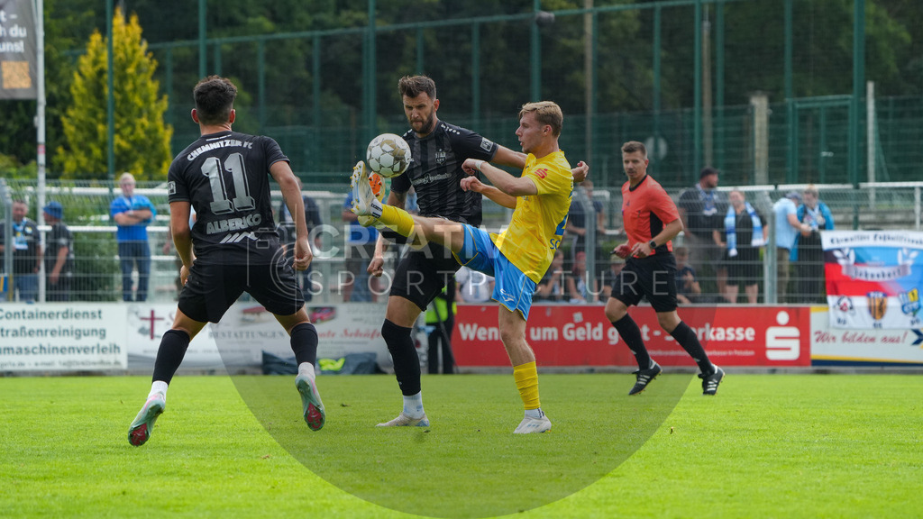 Fußball, Herren, Saison 2025/2026, Regionalliga Nordost, 2. Spieltag, FSV 63 Luckenwalde vs. Chemnitzer FC, Samstag 02.08.2025, Werner-Seelenbinder-Stadion Luckenwalde | Fußball, Herren, Saison 2025/2026, Regionalliga Nordost, 2. Spieltag, FSV 63 Luckenwalde vs. Chemnitzer FC, Samstag 02.08.2025, Werner-Seelenbinder-Stadion Luckenwalde, Im Bild: Dejan Bozic (l. Chemnitz) und Fabio Schneider (r. Luckenwalde) - Realisiert mit Pictrs.com