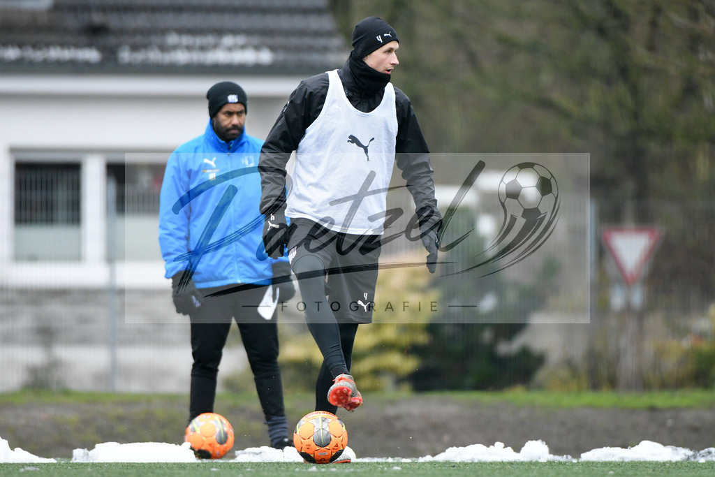 20200226_TRAOSN_0068 | Fussball, Herren: Lukas Gugganig (VfL Osnabrueck) in Aktion, am Ball, Einzelaktion waehrend der Trainingseinheit des VfL Osnabrueck im Sportpark Illoshoehe am 26.02.2020 in Osnabrueck, Deutschland. - Realisiert mit Pictrs.com