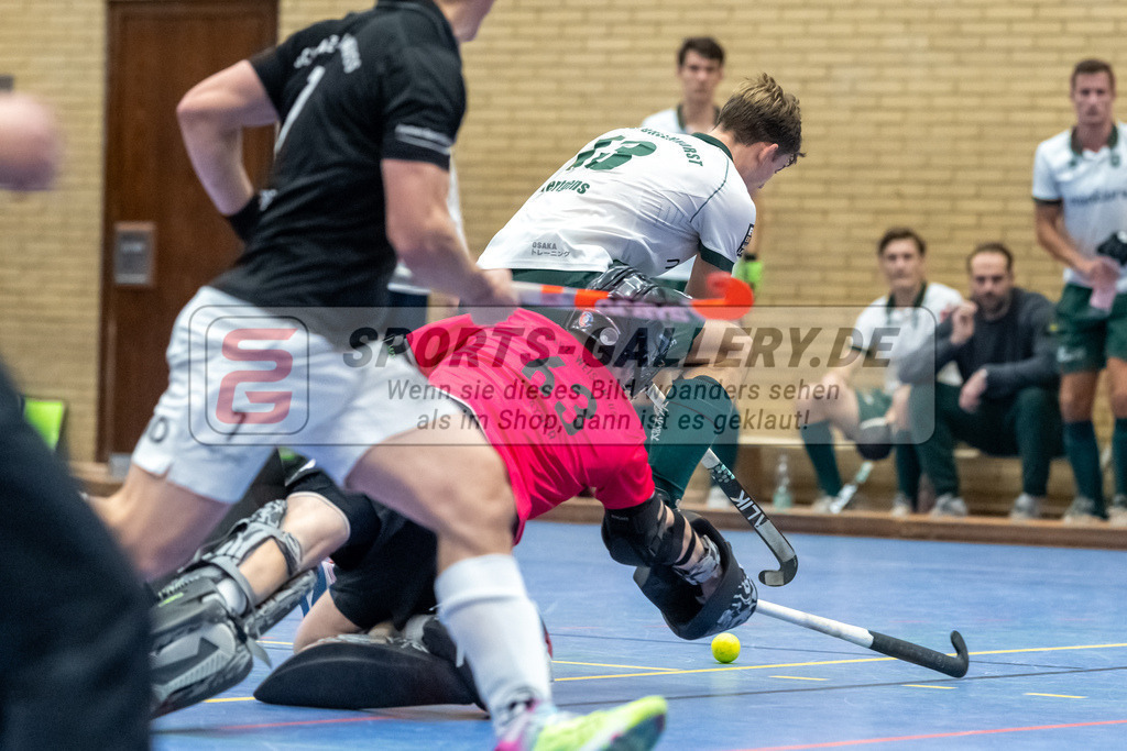 SFE_20231217_0045 | Neuss, Deutschland, 17.12.2023: Konstantin Hayner (SW Neuss), Henrik Mertgens (Uhlenhorst Mülheim) im Kampf um den Ball waehrend des Spiels der Halle 1. Bundesliga Herren zwischen SW Neuss vs Uhlenhorst Mülheim im Stadionhalle (SW Neuss) am 17.12.2023 in Neuss, Deutschland. (Foto von Stephan Fehrmann)

Neuss, Germany, 17.12.2023: Konstantin Hayner (SW Neuss), Henrik Mertgens (Uhlenhorst Mülheim) in the battle of the ball during the game of Halle 1. Bundesliga Herren between SW Neuss vs Uhlenhorst Mülheim in Stadionhalle (SW Neuss) at 17.12.2023 in Neuss, Deutschland. (Foto von Stephan Fehrmann)