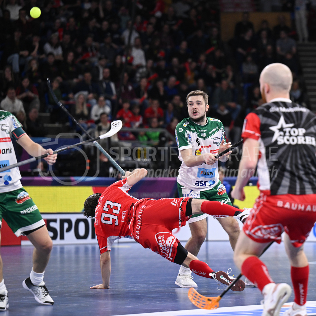 SV Wiler-Ersigen vs Floorball Köniz - 15. April 2023 | SV Wiler-Ersigen vs Floorball Köniz
Stimo Arena, Kloten
Radek Sikora (#9 SV Wiler-Ersigen) gegen Manuel Engel (#93 Floorball Koeniz).
Bild: Sportfotografie Markus Aeschimann | www.markus-aeschimann.ch - Realisiert mit Pictrs.com