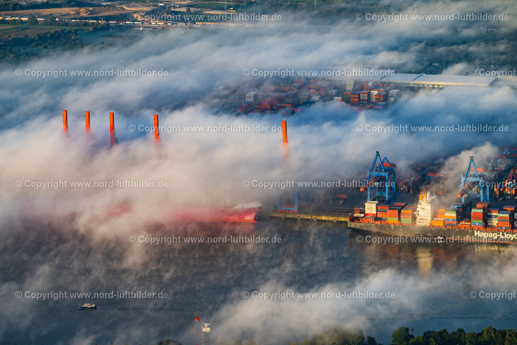 Hambürg_Altenwerder_Cta_Hhla_Nebel_ELS_7326181023 | HAMBURG 18.10.2023 Containerterminal HHLA Container Terminal Altenwerder (CTA) am Ufer der Elbe im Stadtteil Altenwerder in Hamburg. Weiterführende Informationen bei: HPA Hamburg Port Authority,  Hafen Hamburg Marketing e.V. (HHM),  Hamburger Hafen und Logistik Aktiengesellschaft. // Container Terminal HHLA Container Terminal Altenwerder (CTA) on the Elbe riverbank in the Altenwerder part of Hamburg in Germany. Further information at: HPA Hamburg Port Authority,  Hafen Hamburg Marketing e.V. (HHM),  Hamburger Hafen und Logistik Aktiengesellschaft. Foto: Martin Elsen