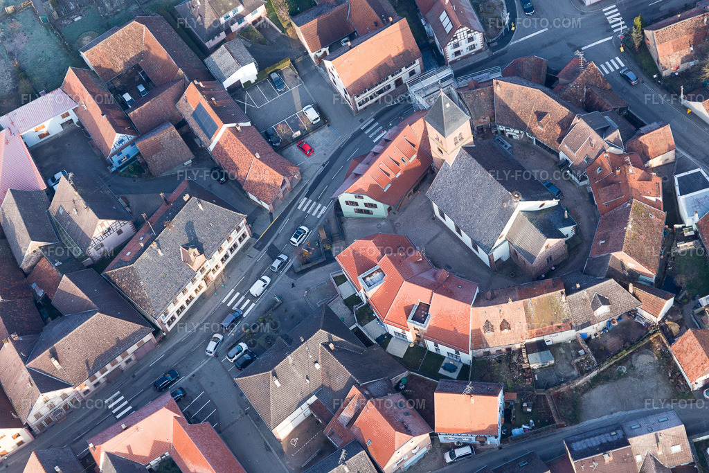 Aerial view: Lutheran-Protestant fortified church in the village center, surrounded by a ring of houses in Dossenheim-sur-Zinsel in the state Bas-Rhin, France.Photo: IMG_105328.jpg taken on 03/25/2018 by Werner Riehm/FLY-FOTO.comResolution of the original: 5472 x 3648 px