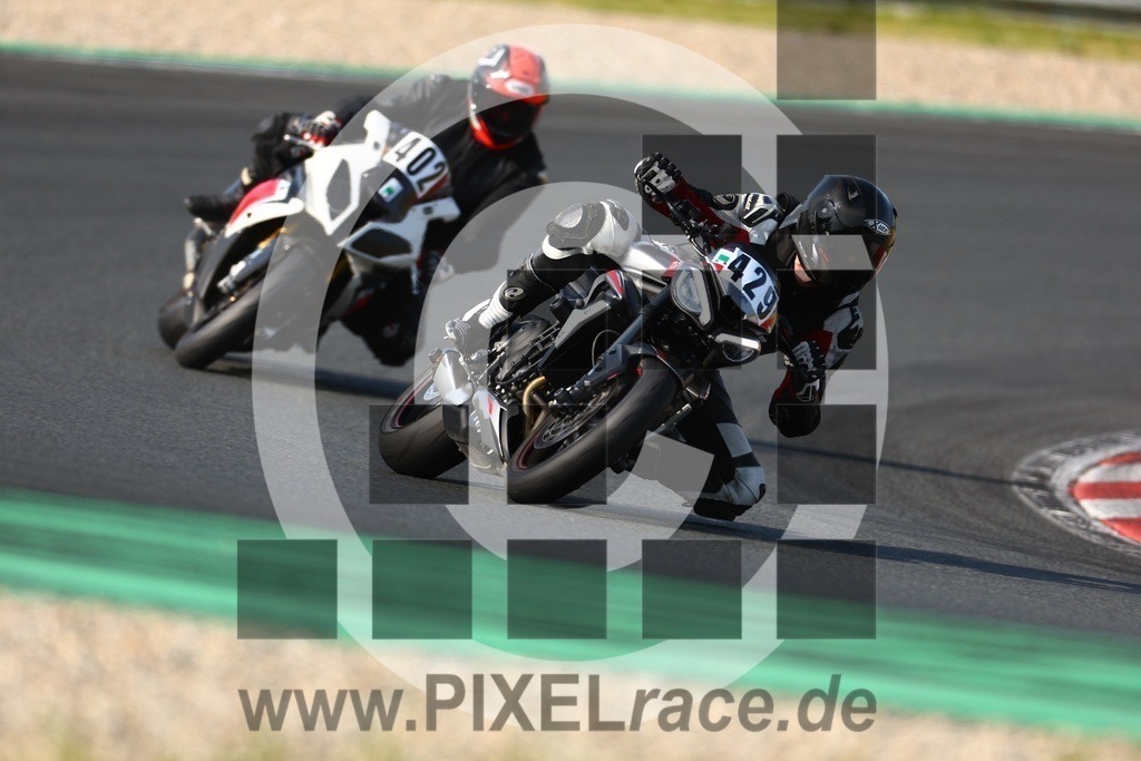 0429-20250617_06100 | Schöne Erinnerungen an spannende Momente - das festzuhalten ist unser Job. PIXELrace.de ist seit 2003 auf den Rennstrecken Europas unterwegs um die Action draußen beim Fahren und die wunderbare Stimmung imm Fahrerlager für euch einzufangen.