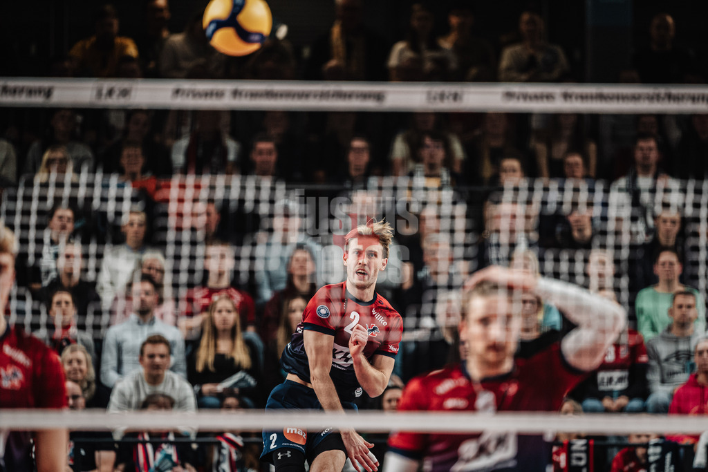 Volleyball | Herren | Saison 2025/2026 | 1. Volleyball Bundesliga Männer | DVV Pokal Halbfinale | SVG Lüneburg vs. SWD powervolleys Düren | 16.12.2025 | Aufschlag von Daniel Gruvaeus (#2, SVG Lüneburg)