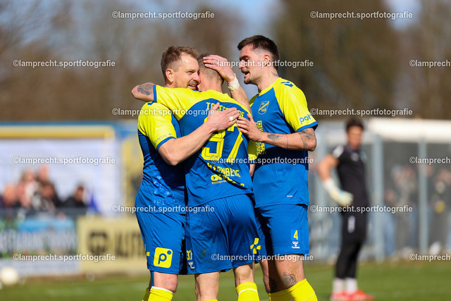Fußball I Herren I Saison 2025-2026 I SHFV-Lotto-Pokal I Halbfinale I SV Todesfelde - VfB Lübeck 092 | v.l. Christian Rave (13, SV Todesfelde), Janek Sternberg (37, SV Todesfelde), Lasse Jetz (4, SV Todesfelde) - Realisiert mit Pictrs.com