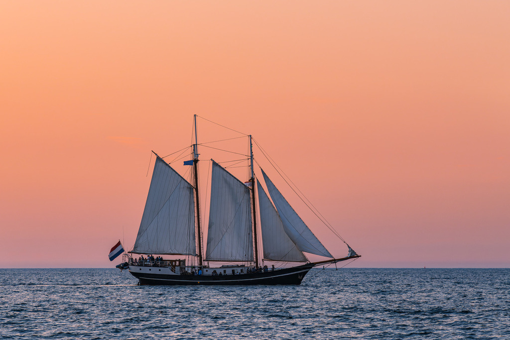 Segelschiff im Sonnenuntergang auf der Hanse Sail in Rostock | Segelschiff im Sonnenuntergang auf der Hanse Sail in Rostock.
