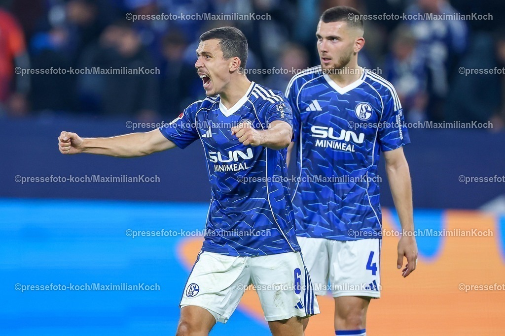 S0426092501244 | 25.09.2025, Fußball, FC Schalke 04 - SpVgg Greuther Fürth, 7.Spieltag, 2. Fußball Bundesliga, Veltins-Arena Gelsenkirchen, Saison 2025 2026: Abschlussjubel und Erleichterung bei den Schalkern nach dem 1:0 SIeg gegen Greuther Fürth. Ron Schallenberg&nbsp;(Schalke04 #06) neben Hasan Kurucay&nbsp;(Schalke04 #04) DFB regulations prohibit any use of photographs as image sequences and or quasi-video.