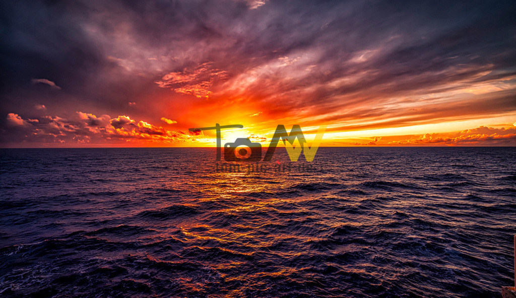 Sonnenuntergang auf dem Atlantik - Azoren | Dieser dramatische Sonnenuntergang mit dem flammenden orange gelb gefärbten Himmel hat uns mitten auf dem Atlantik überascht.
Wir hatten natürlich auch Glück , das ein paar Wolken das Phänomen begünstigt haben. - Realisiert mit Pictrs.com