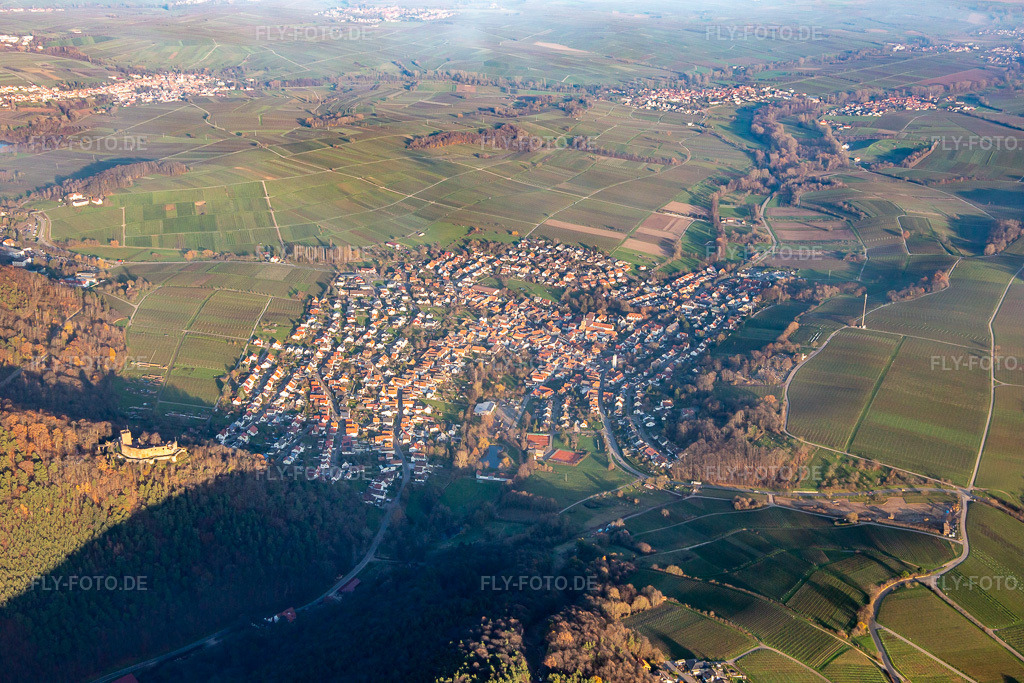 Luftbild: Ortsansicht von Südwesten in Klingenmünster im Bundesland Rheinland-Pfalz in Deutschland. Foto: IMG_135330.jpg vom 12.12.2022 durch Werner Riehm/FLY-FOTO.de