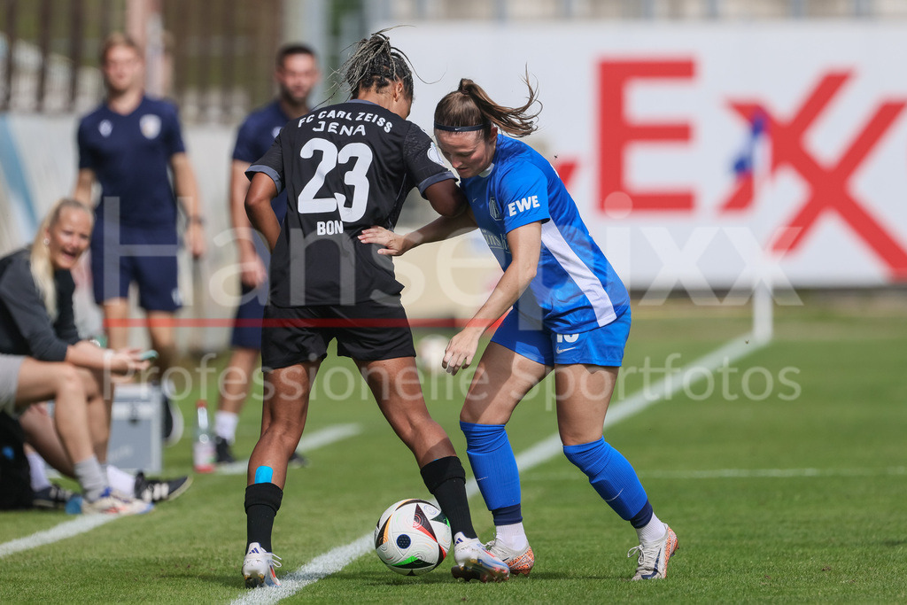 Fussball, DFB-Pokal Frauen, SV Meppen - FC Carl Zeiss Jena | v.li.: Josephine Bonsu (FC Carl Zeiss Jena, 23) und Ayleen Seyen (SV Meppen, 13) im Zweikampf, Duell, Dynamik, Aktion, Action, Spielszene, DIE DFB-RICHTLINIEN UNTERSAGEN JEGLICHE NUTZUNG VON FOTOS ALS SEQUENZBILDER UND/ODER VIDEOÄHNLICHE FOTOSTRECKEN. DFB REGULATIONS PROHIBIT ANY USE OF PHOTOGRAPHS AS IMAGE SEQUENCES AND/OR QUASI-VIDEO.